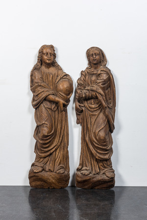 Deux grandes figures de saintes en chêne sculpté, 17/18ème