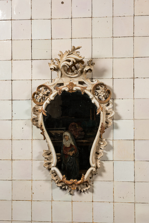 Miroir en bois sculpté et polychromé à décor floral, 19ème