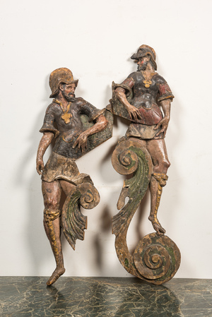 Deux soldats en bois sculpté en applique, polychromé et doré, formant contrefort d’un retable, fin du 16ème