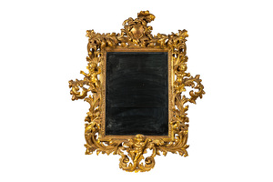 Miroir de style baroque en bois sculpté et doré orné de chérubins, Italie, 19ème