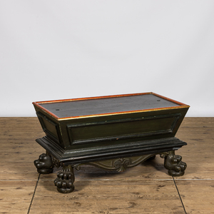 A gilt and lacquered wooden wine cooler and cover on claw feet with lead liner, 19th C.