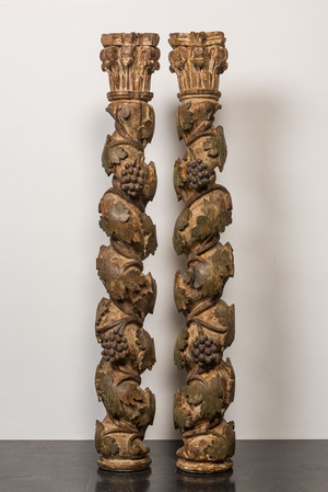 Paire de colonnes en bois sculpté et polychromé ornées de vignes, France ou Italie, 18/19ème