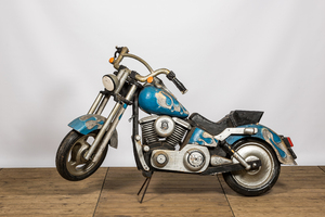 Een polychrome houten 'Harley Davidson', 20e eeuw