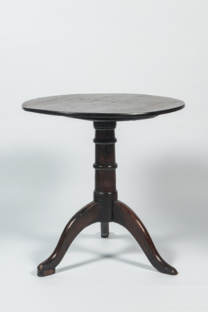 An English oak wooden tilt top table, 18/19th C.