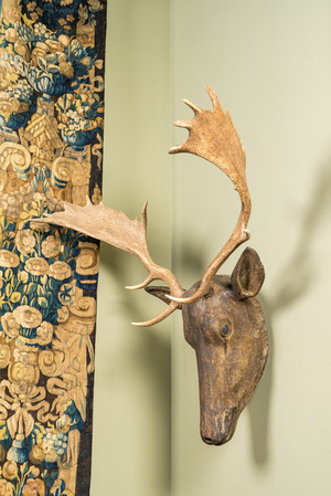 Tête de cerf en bois sculpté et polychromé monté d'un bois d'orignal, 19/20ème