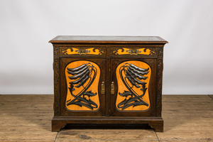 Une armoire à linge de style Art Nouveau en chêne partiellement plaqué avec le dessus en marbre, 20ème