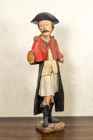 Een grote polychrome eikenhouten figuur van een edelman, 19e eeuw