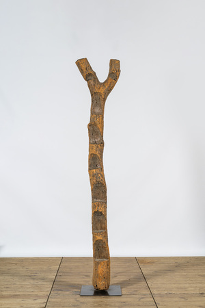 An African wooden ladder on a metal base, 19/20th C.