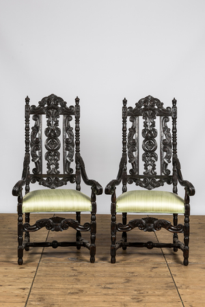 Une paire de fauteuils en bois noirci et soie verte, 19ème