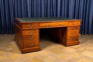 Un bureau en acajou avec le dessus en cuir, Hobbs & Co, Londres, Angleterre, vers 1900