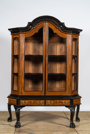 A Dutch colonial hardwooden display cabinet with ebonised accents on foot, 19/20th C.