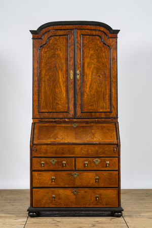 Secrétaire en armoire en placage de loupe, Angleterre, 18ème