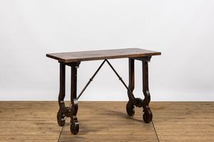 Table en noyer et fer forgé, 19ème