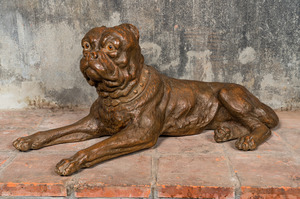 Een groot bruin gepatineerd terracotta model van een bulldog hond, 20e eeuw