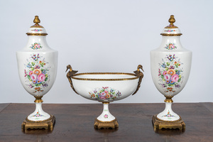 Une garniture de cheminée en porcelaine de Limoges à décor floral et doré, France, 20ème