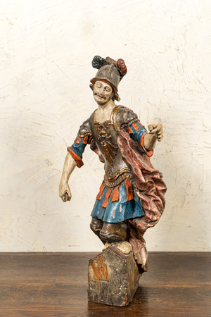 Een polychrome en vergulde houten figuur van een Romeinse soldaat, 18e eeuw