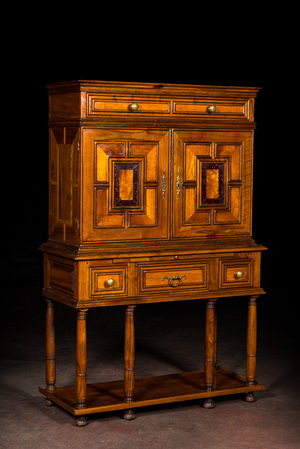 Cabinet sur pied en bois divers avec marqueterie de fausse écaille, 20ème