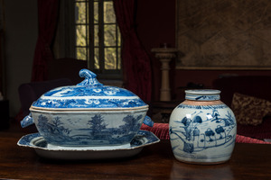 A Chinese blue and white tureen and a covered jar, 18/19th C.