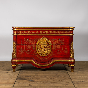 Commode laquée rouge et dorée, 20ème