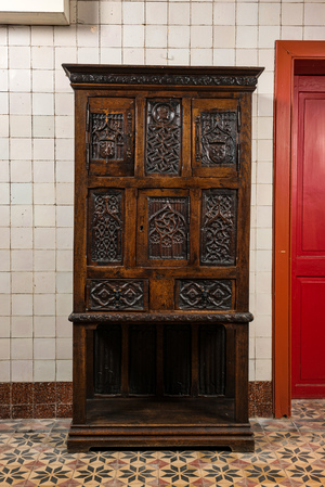 Armoire de type 'crédence' en bois sculpté de style néo-gothique, probablement France, 19ème