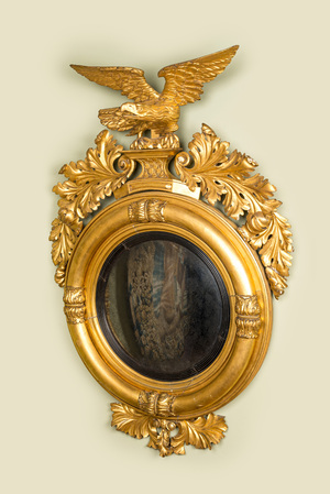 Impressionnant miroir couronné d'un aigle en bois doré à médaillon intérieur noirci, 19ème