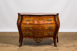 Een Franse Lodewijk XV-stijl rozenhouten commode met marqueterie, 20e eeuw