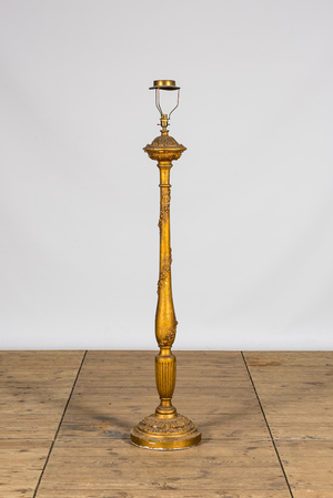 Grand bougeoir en bois sculpté et doré monté comme pied de lampe, 19ème