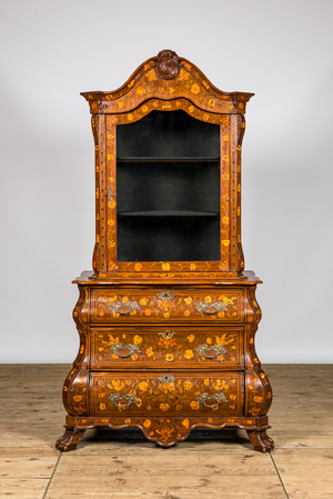 Une vitrine de style Louis XV en marqueterie à décor floral, Hollande, 19ème