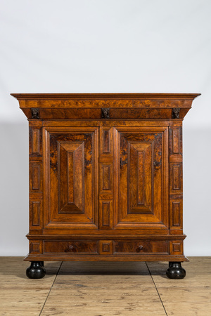 An oak wooden burl wood veneered cupboard, 18th C.