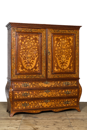 Cabinet à deux portes et trois tiroirs en acajou et marqueterie florale, 18/19ème