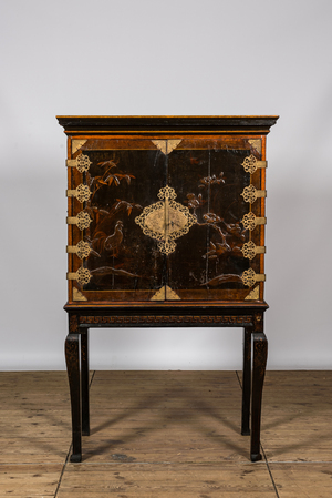 An English lacquered and painted chinoiserie cabinet on stand, 18/19th C.