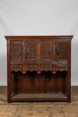 Een neogotische eikenhouten credenza, 19e eeuw