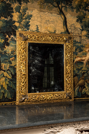 A finely carved gilt wooden mirror, probably Italy, 17/18th C.