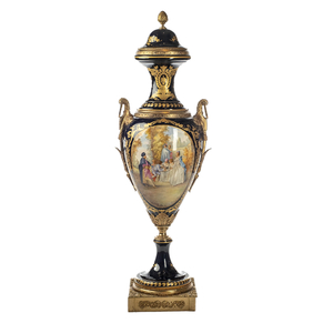 Important vase couvert en porcelaine dans le style de Sèvres avec montures en bronze doré, signé Nezini, début du 20ème