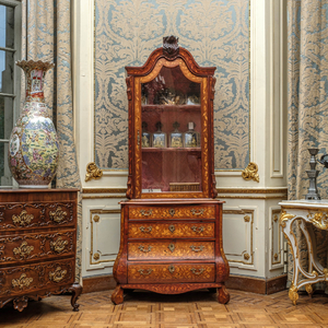 Une vitrine de style Louis XV en marqueterie à décor floral, Hollande, 19ème