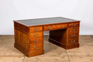 Een Engelse  mahoniehouten bureau met lederen bovenblad, ca. 1900