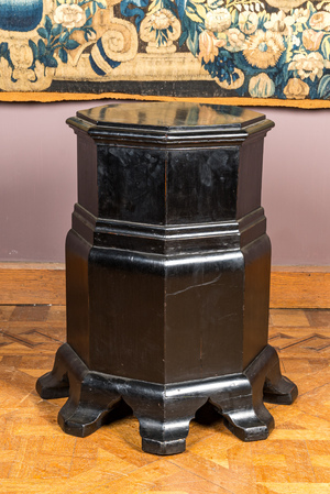 An ebonised wooden pedestal, 20th C.