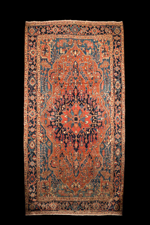 Un tapis oriental de type Heriz à décor floral et motifs géométriques, laine sur coton, 1ère moitié du 20ème