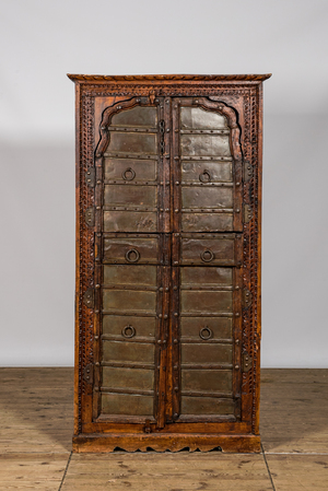 Armoire en bois dur avec montures en métal, Inde, 20ème