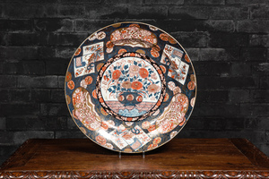 A large Japanese Imari charger with a flower basket, Edo, 18th C.