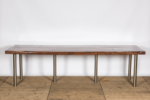 Table en bois laqué sur pieds en métal, 20ème