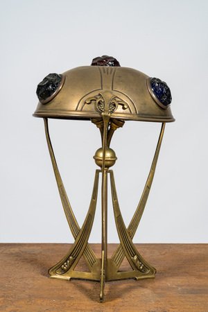 Een koperen Art Nouveau lamp met gekleurde cabochons, 20e eeuw