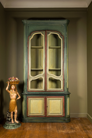 Een grote polychrome eikenhouten vitrine, 18e eeuw