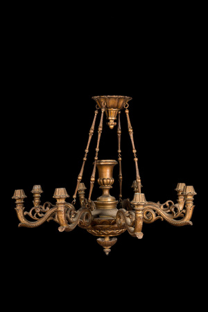 Lustre de style Louis XV en bois sculpté à patine faux bronze, 20ème