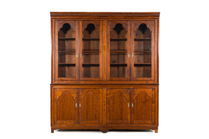 Een grote Franse pitch pine bibliotheekkast, 19e eeuw