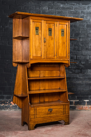 Armoire de style 'Arts & Crafts' en bois dans le goût de Charles Rennie Mackintosh (1868-1928), 1ère moitié du 20ème