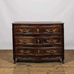 Une commode de style Louis XV en noyer, 18ème