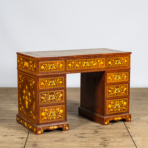 Een Hollandse mahoniehouten secretaire met bloemenmarqueterie, 19e eeuw