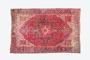 Un tapis oriental de type Heriz à décor floral et motifs géométriques, laine sur coton, 1er quart du 20ème