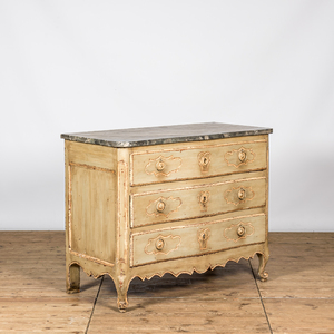 Een Franse Lodewijk XV-stijl gepatineerde eikenhouten commode met faux-marbre blad, 18e eeuw